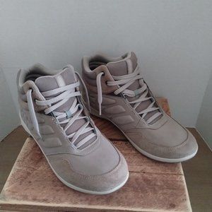 EASY SPIRIT WOMEN HIGH TOP TENNIS SHOES ( NWOT )